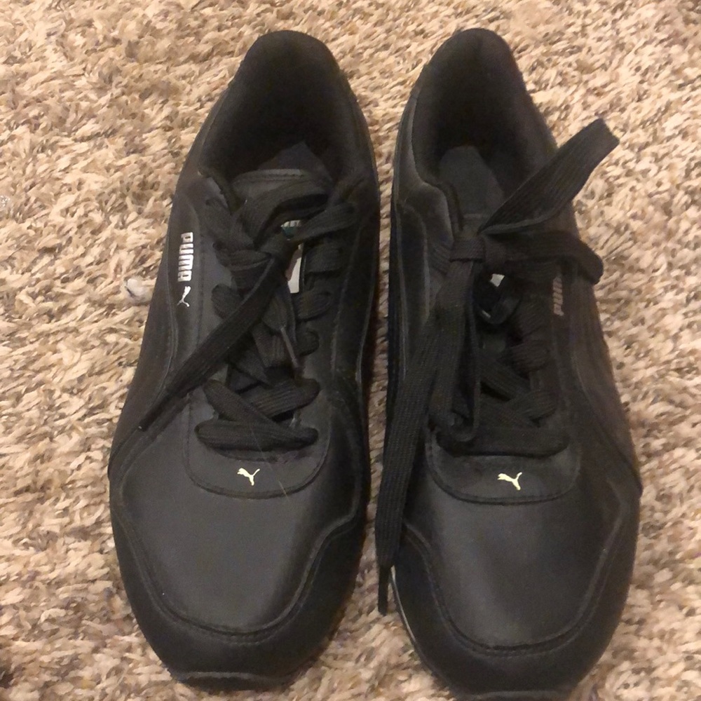 Black puma tennis shoes size 7.